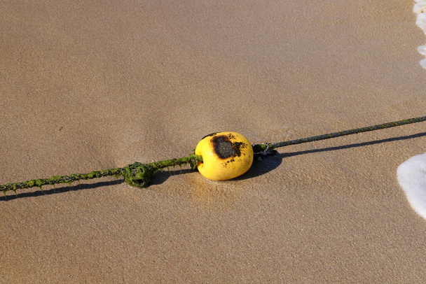 A rope with floats on the city beach enclosing safe swimming areas.  - Foto, Imagen