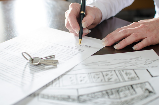 Woman signing a real estate contract - 写真・画像