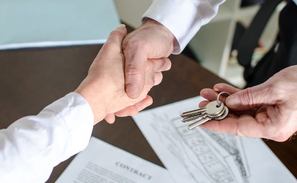 Estate agent giving house keys to customer - Fotografie, Obrázek