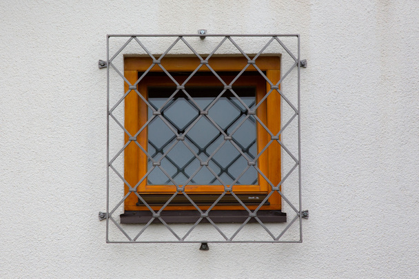 alte Fenster mit Gittern - Foto, Bild