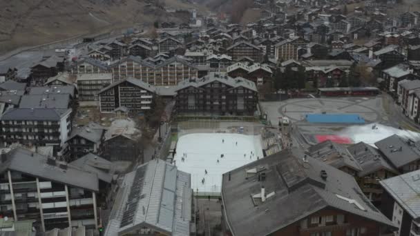 Luftaufnahme von Zermatt in der Schweiz im Herbst. 4K - Filmmaterial, Video