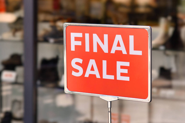 Red sign in front of shop saying 'Final Sale' - 写真・画像