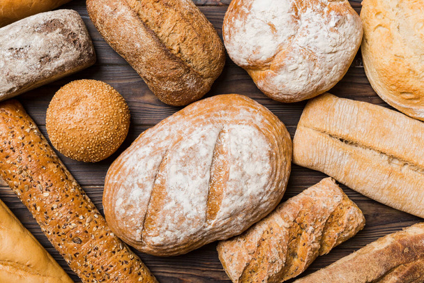 Domácí přírodní chléb. Různé druhy čerstvého chleba jako pozadí, horní pohled s kopírovacím prostorem. - Fotografie, Obrázek
