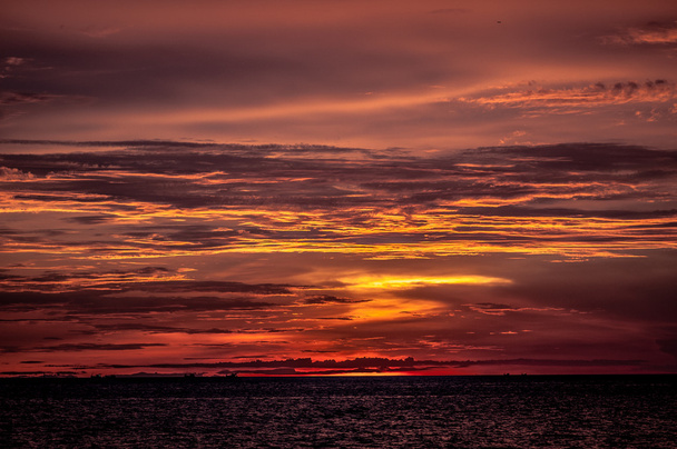 海の上の美しい赤い夕日 - 写真・画像