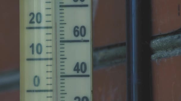 Thermometer shows the outside temperature. Old temperature gauge outside - Imágenes, Vídeo