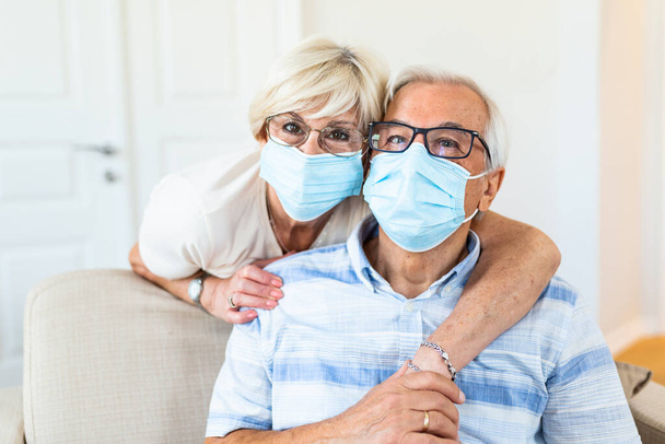 Senior couple wearing medical face mask and recovery from the illness at the home - Foto, Bild