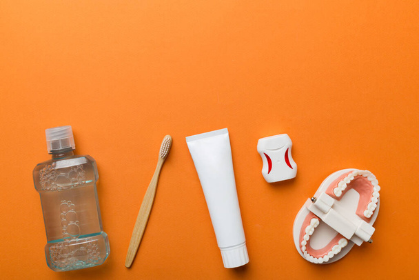 Mouthwash e outros produtos de higiene oral na vista superior da mesa colorida com espaço de cópia. Deitado. Higiene dentária. Kit de cuidados orais. Conceito de dentista. - Foto, Imagem