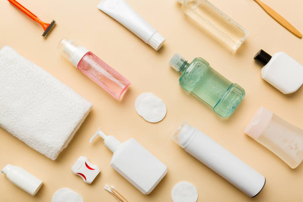入浴製品のためのモックアップフラットレイアウト、スパかみそり、歯磨き粉、石鹸、ジェルやその他のさまざまなアクセサリーを表示します。皮膚の健康のための化粧品。あなたのロゴのためのバスモックアップ. - 写真・画像