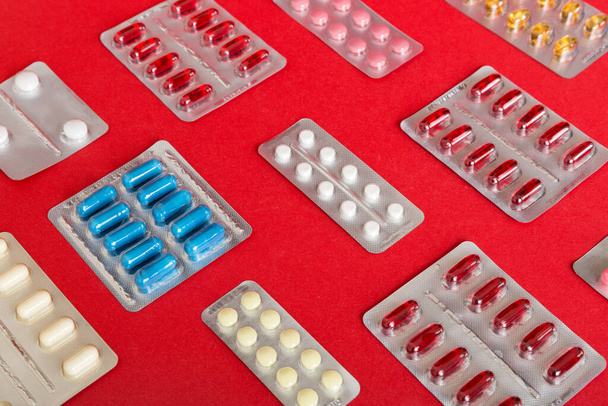 túl sok különböző tabletta különböző hólyagok különböző tabletták Gyógyszerek tárolására otthon koncepció Gyógyszertárolás. Egy kupac gyógyszer buborékcsomagolásban. Gyógyszerészeti buborékcsomagolás. - Fotó, kép