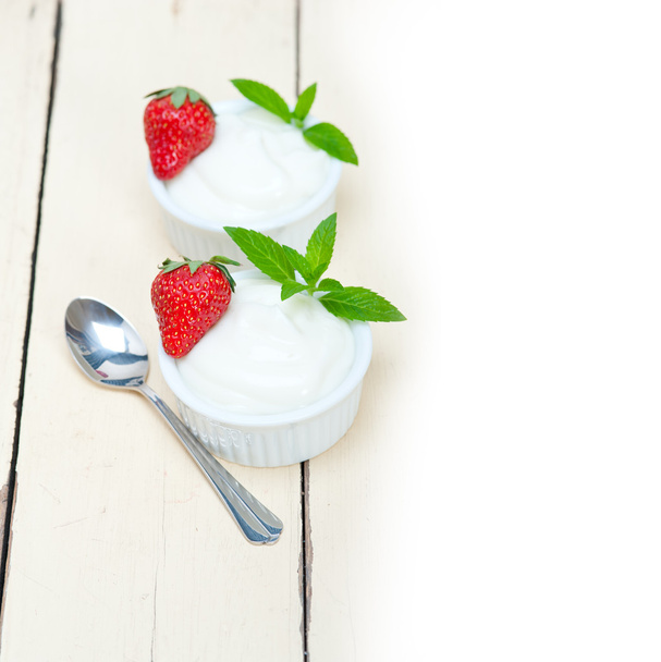 Bio-griechischer Joghurt und Erdbeere - Foto, Bild