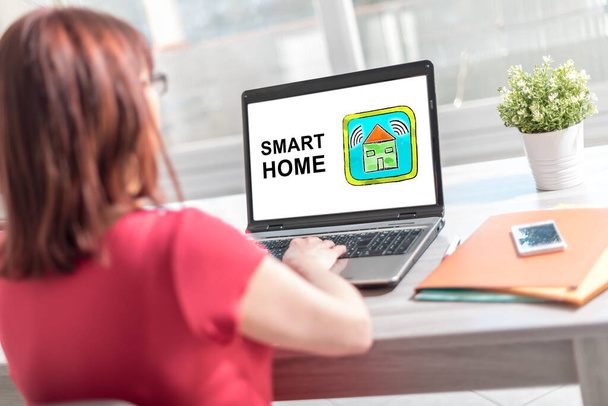 Laptop-Bildschirm mit Smart-Home-Konzept - Foto, Bild