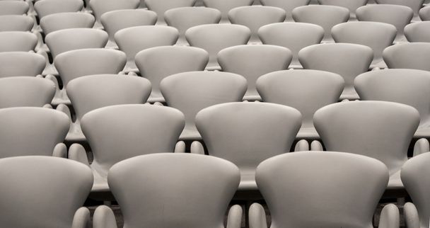 Leere Stühle im Sitzungssaal - Foto, Bild