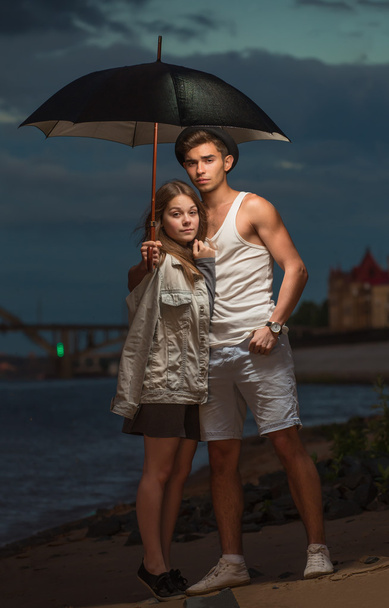 Dos bajo un paraguas
 - Foto, Imagen