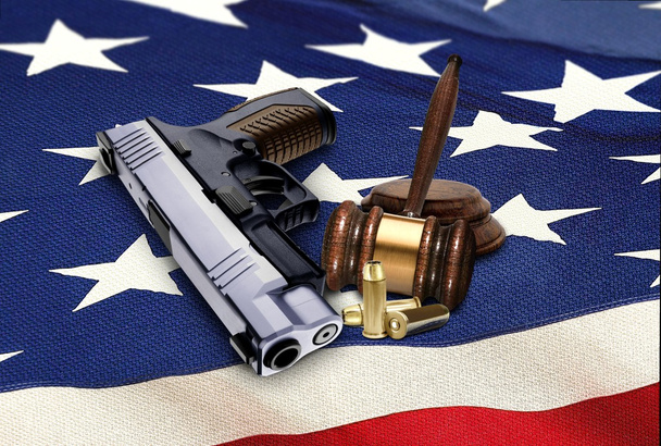 Pistolet à main avec Gavel et balles sur drapeau américain
 - Photo, image