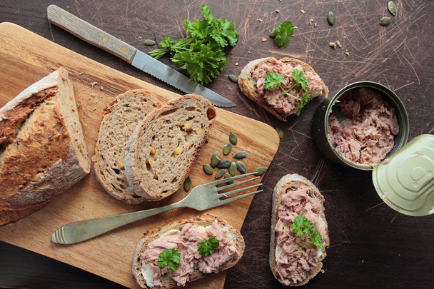 Chrupiący chleb z tuńczykiem - Zdjęcie, obraz