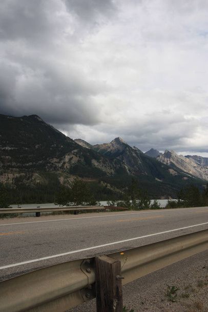Знімок каскаду гір, взятих з дорожньої сторони шосе
. - Фото, зображення
