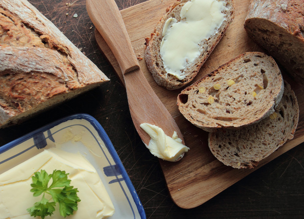 Pan fresco con mantequilla
 - Foto, Imagen