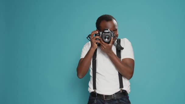 Портрет фотографа-чоловіка, який фотографує професійним фотоапаратом, використовуючи фотообладнання для зйомок творчих фотографій. Орієнтована людина стрілянина з цифровою лінзою для виробництва
. - Кадри, відео