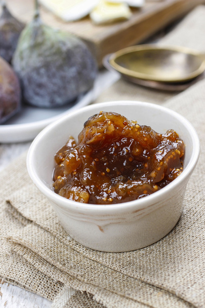 Bowl of fig jam and raw figs  - Фото, изображение