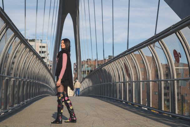 Beautiful young brunette posing on a bridge - Fotografie, Obrázek
