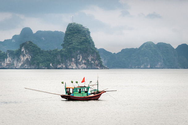 Vissersboot in Halong Bay, Vietnam - Foto, afbeelding