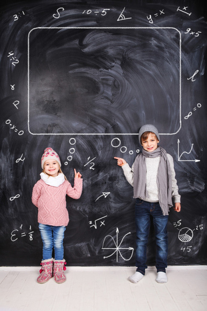 Αγόρι και κορίτσι που σπουδάζουν μαθηματικά - Φωτογραφία, εικόνα