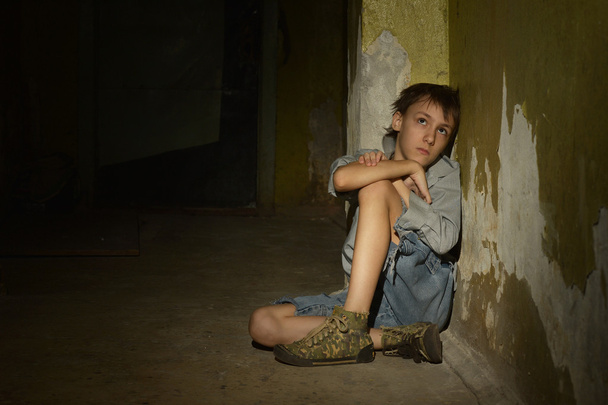 niño solitario en un sótano oscuro
 - Foto, imagen