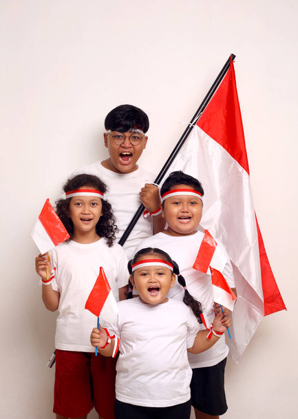 Индонезийские дети празднуют день независимости. Изолированный на белом фоне - Фото, изображение