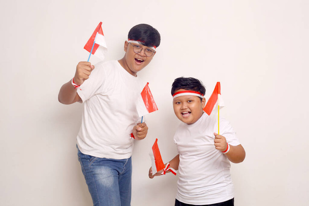 Τα παιδιά της Ινδονησίας γιορτάζουν την ανεξαρτησία. Απομονωμένα σε λευκό φόντο - Φωτογραφία, εικόνα