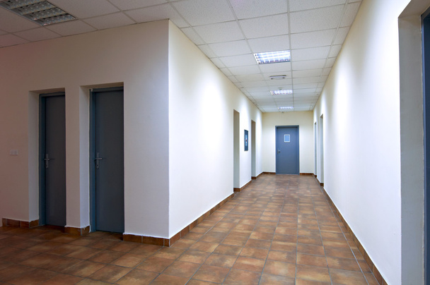 Пустой коридор в офисном здании
 - Фото, изображение