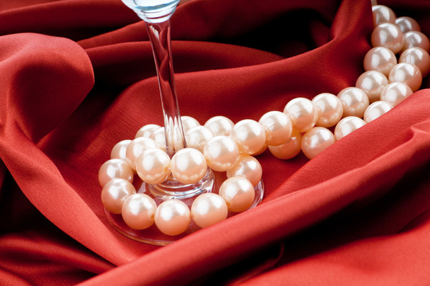 Collar de perlas sobre fondo satinado
 - Foto, imagen