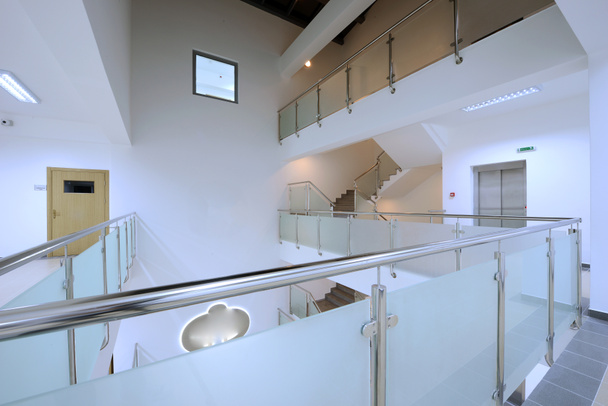 Escalera moderna a en edificio de oficinas
 - Foto, Imagen