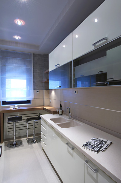 bílý kuchyňský interiér - Fotografie, Obrázek