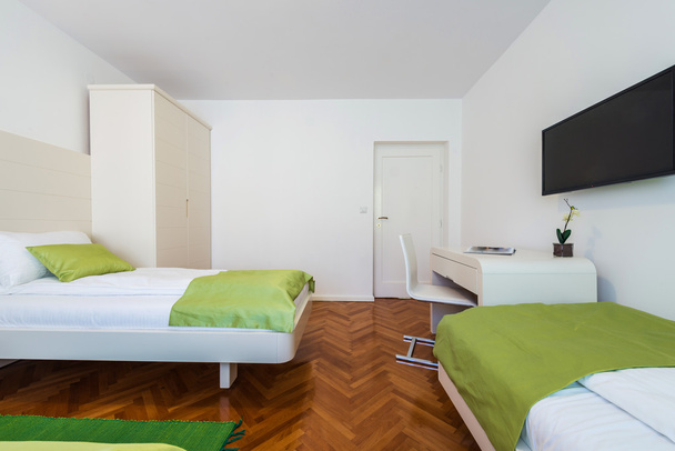 Apartamento del hotel con camas
 - Foto, imagen