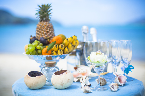 Düğün masa meyve ve şampanya deniz arka plan üzerinde - Fotoğraf, Görsel