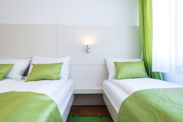 Apartamento del hotel con camas
 - Foto, Imagen