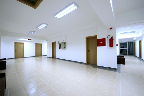 Boş ofis binası koridorunda - Fotoğraf, Görsel