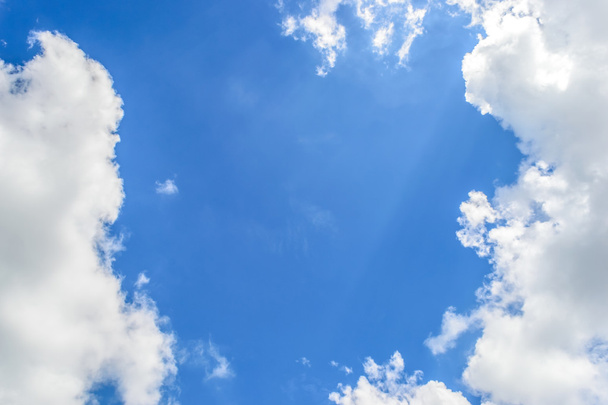 Σύννεφα και σαφή μπλε ουρανό φόντα - Φωτογραφία, εικόνα