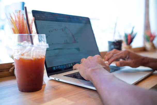 Liikemies käsi käyttää kannettavaa tietokonetta kahvia juoda istuu kahvilassa lähikuva liikemies käsi - Valokuva, kuva