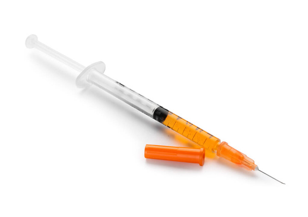 Beyaz zemin üzerinde aşı olan tıbbi şırınga - Fotoğraf, Görsel