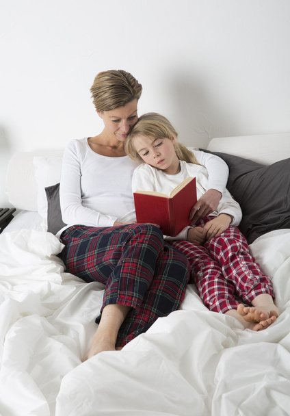 Madre e hija leyendo
 - Foto, imagen