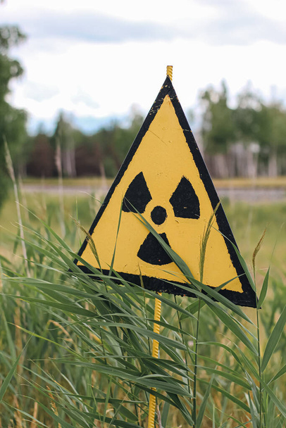 προειδοποιητικό σημάδι ζώνης κινδύνου από ακτινοβολία  - Φωτογραφία, εικόνα