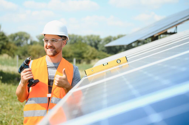 A man working at solar power station - Zdjęcie, obraz