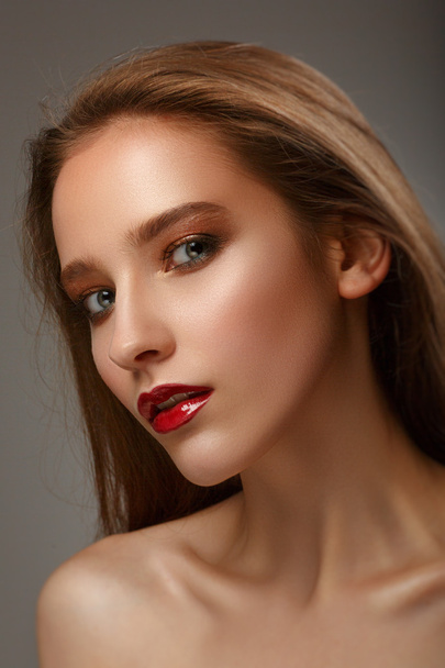 Καυτή νεαρή γυναίκα μοντέλο με σέξι φωτεινά κόκκινα χείλη μακιγιάζ, ισχυρή ε - Φωτογραφία, εικόνα
