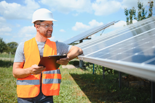 A man working at solar power station - Фото, зображення