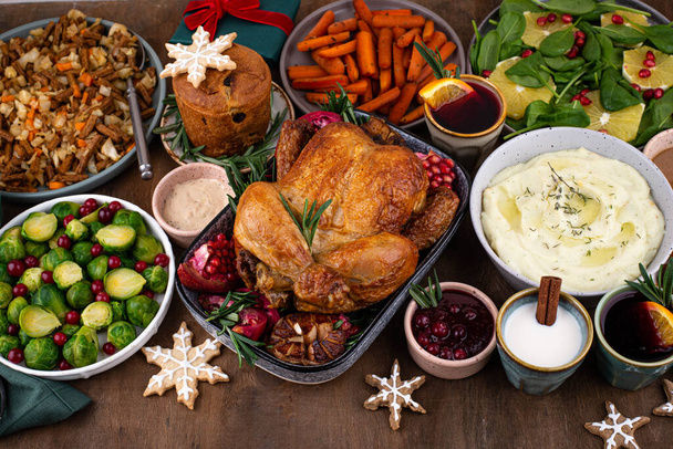 Vánoční slavnostní večeře s pečeným kuřetem a tradičními pokrmy - Fotografie, Obrázek