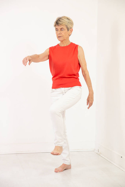 Fitness activities for people with Parkinsons include flexibility, muscle stretches, posture, movement coordination, manual dexterity, phonation, walking and balance.  - Foto, afbeelding