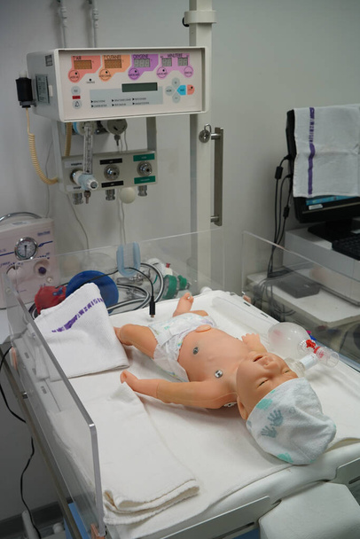New born mannequin during a pediatric resuscitation simulation workshop. - Foto, imagen