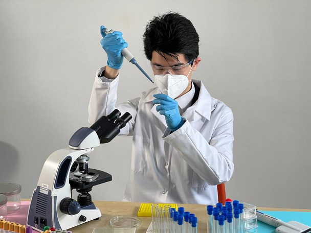 Лабораторний технік, що проводить експерименти на різних типах вірусів і бактерій
. - Фото, зображення