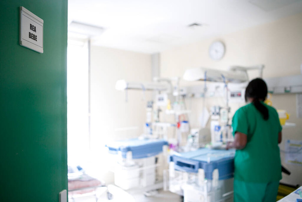 Newborn resuscitation in the maternity ward of a hospital. - Foto, Imagen